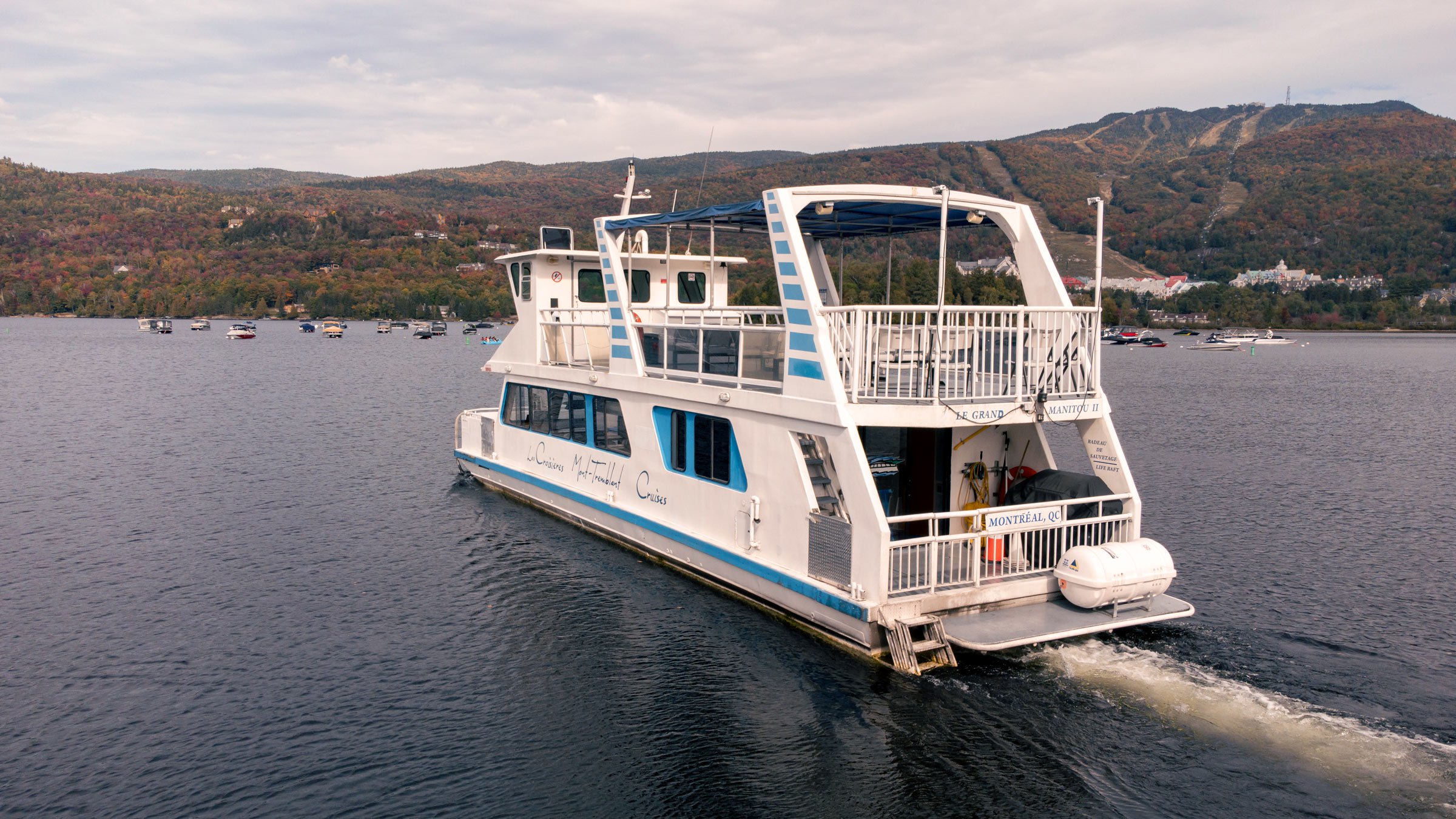 Croisière sur le lac Tremblant — paysage des Laurentides