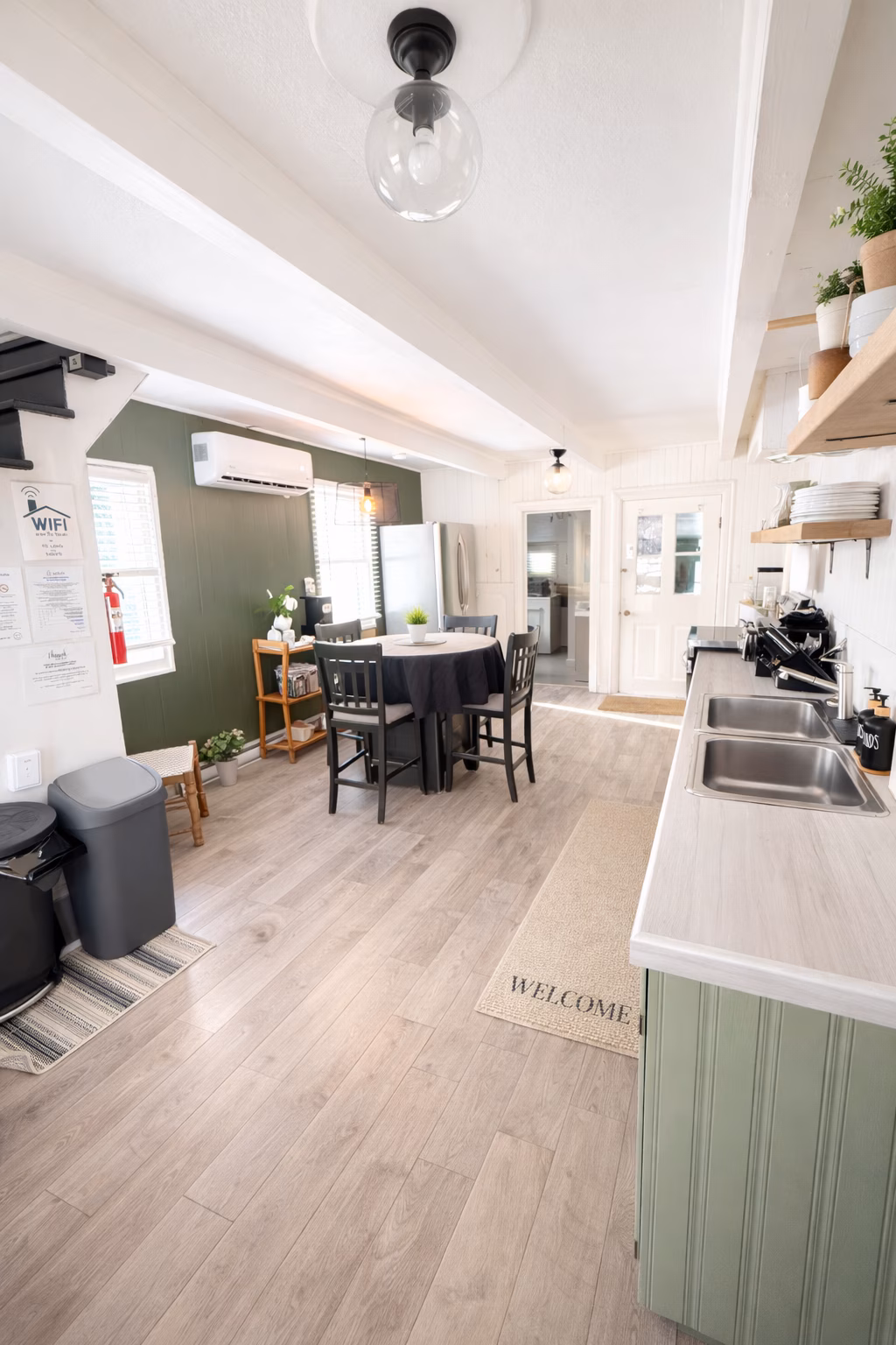 Shack Station — Salon et sofa-lit à l'étage