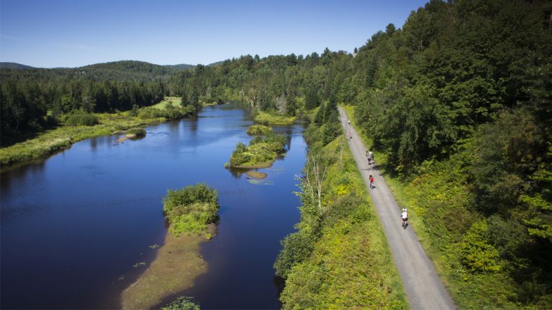 P'tit Train du Nord — piste cyclable au bord d'un lac