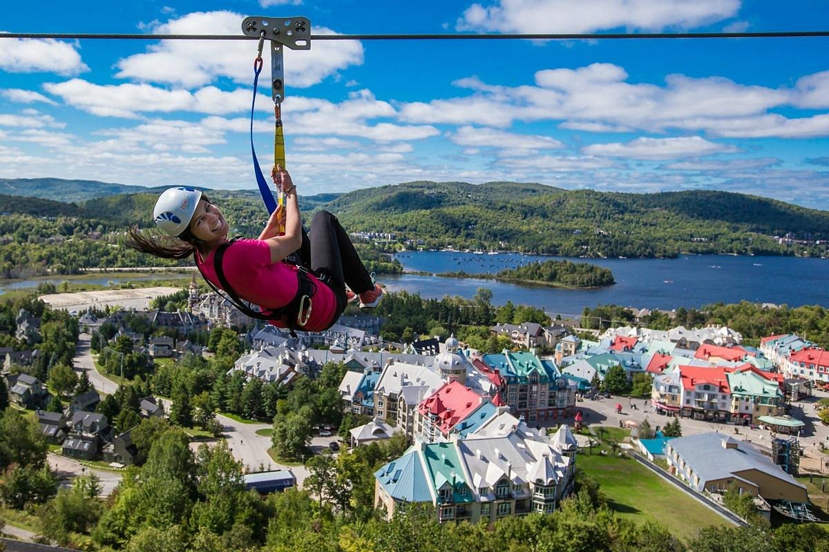 Ziptrek Écotours — tyrolienne au-dessus du village Tremblant
